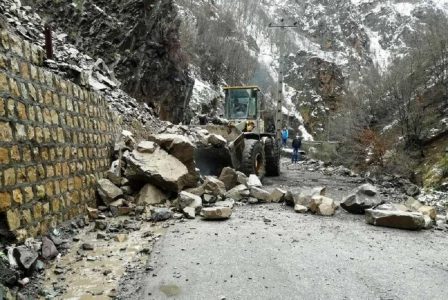 خطر ریزش سنگ و سقوط بهمن در محور کرج-چالوس