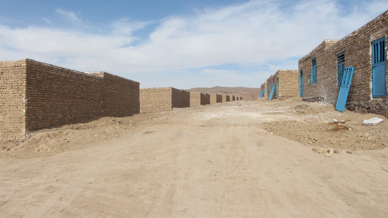 خانه های عجیب طالبان برای اسکان زلزله زدگان!/عکس