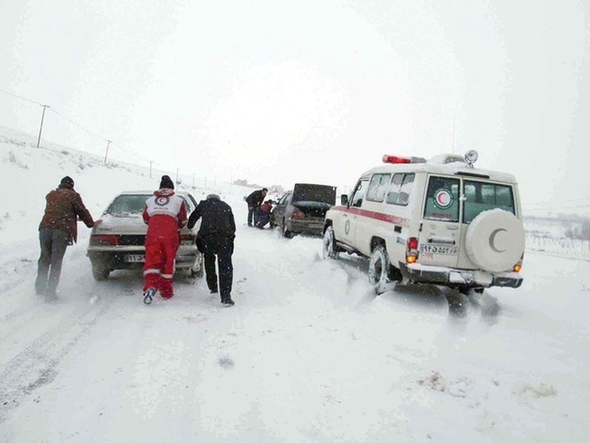 نجات جان ۳۵۰۰ مسافر گرفتار در جاده‌های برفی کشور