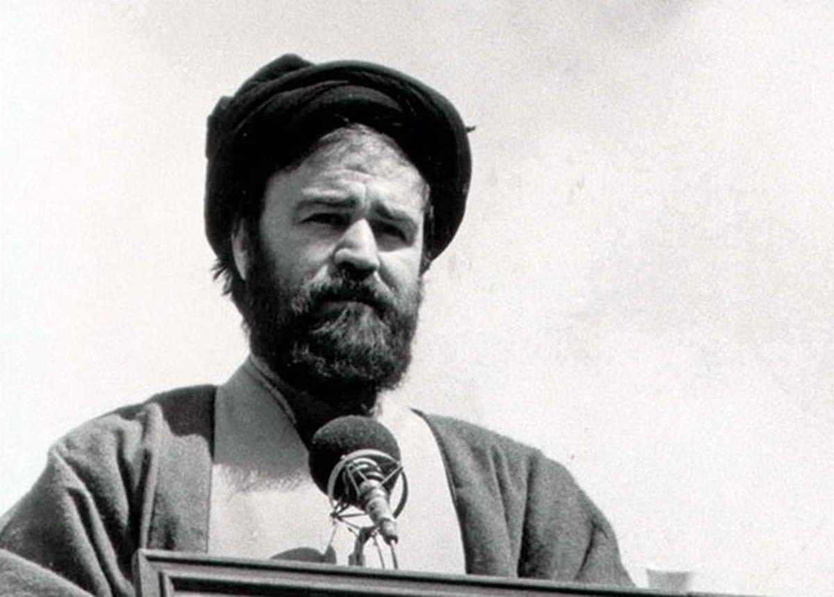 عکس/ «سید احمد خمینی» در حال انجام ورزش زورخانه‌ای؛ دهۀ ۱۳۶۰