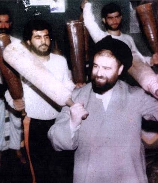 عکس/ «سید احمد خمینی» در حال انجام ورزش زورخانه ای؛ دهۀ ۱۳۶۰
