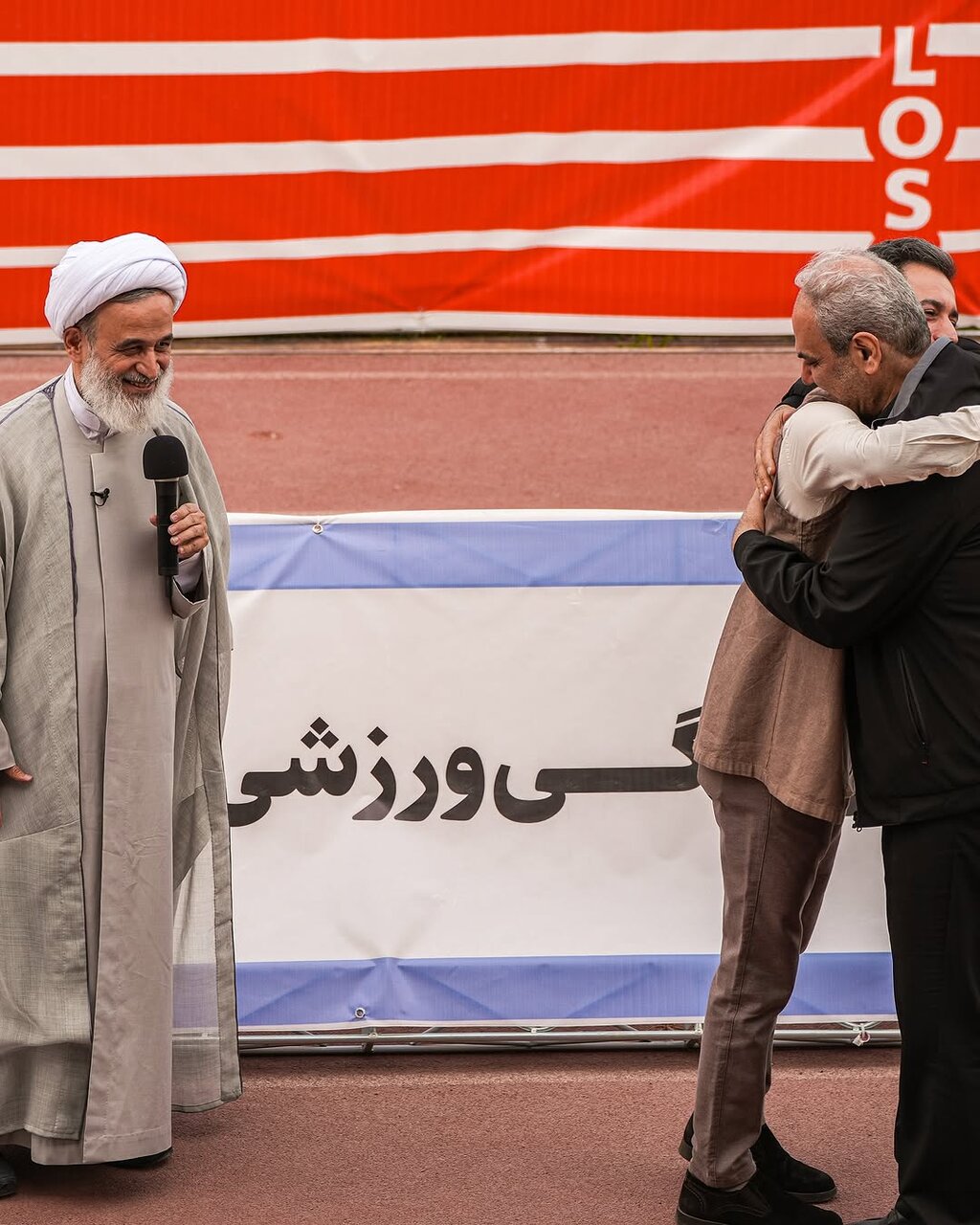 عکس | جواد خیابانی در آغوش مجری سمت خدا؛ نجم الدین شریعتی طرفدار این تیم است!